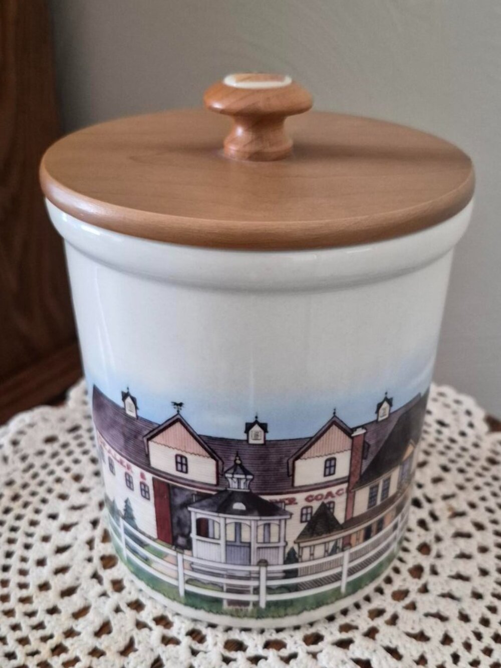 Longaberger Pottery 'Homestead' Crock with Lid - Picture 2 of 7